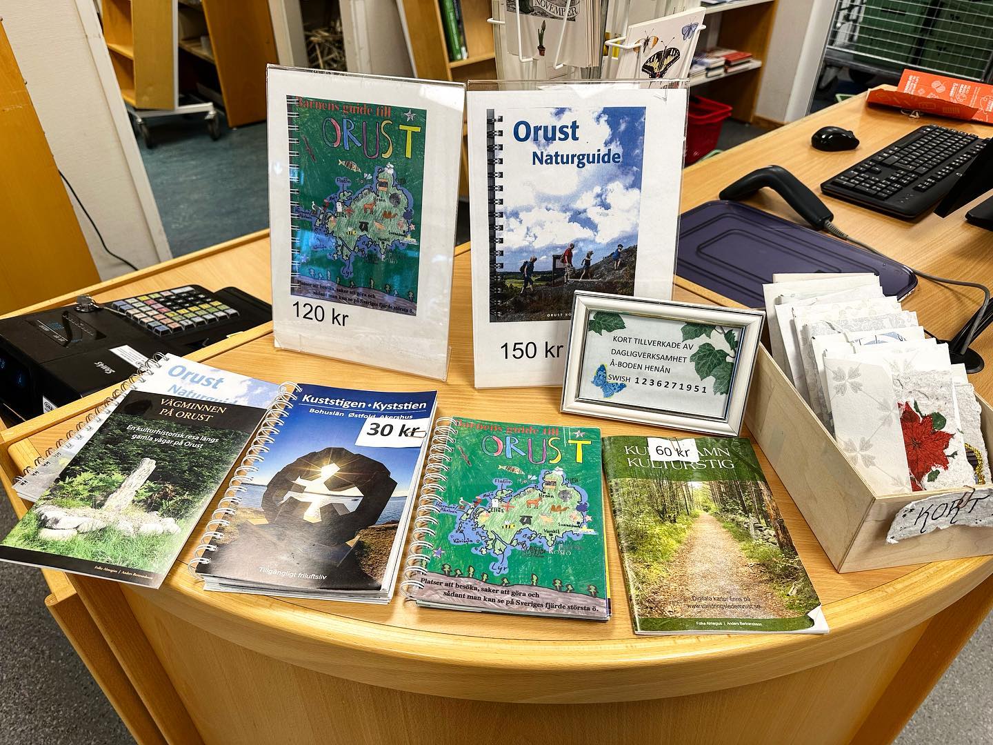 Julklappstips 
Böcker till försäljning på Henåns bibliotek
·  Orust Naturguide 1… | 𝗼𝗿𝘂𝘀𝘁𝗸𝗼𝗺𝗺𝘂𝗻